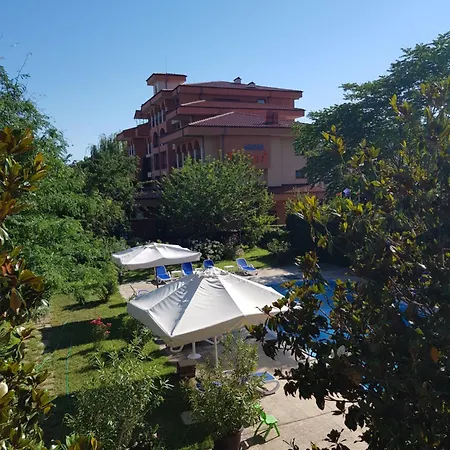 Family Magnolia, Sunny ساني بيتش