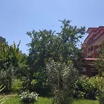 Family Magnolia, Sunny Hotel