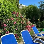 Family Magnolia, Sunny Hotel