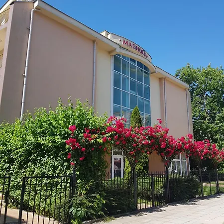 Family Magnolia, Sunny Готель