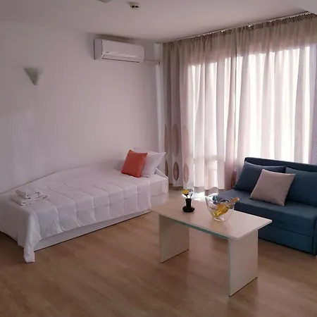 Family Magnolia, Sunny Hotel