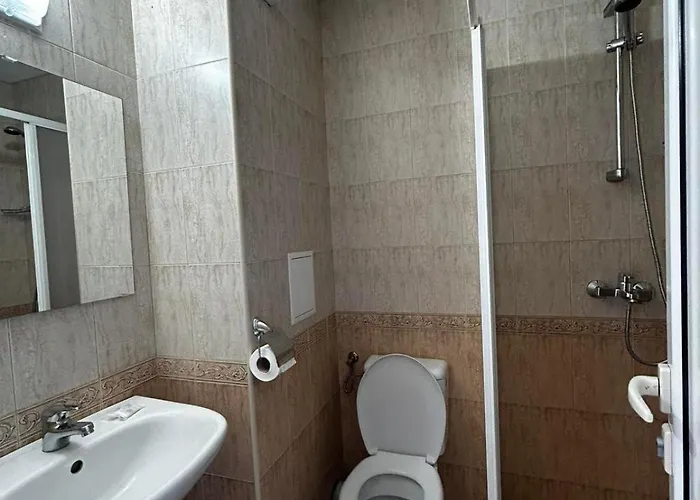 Family Magnolia, Sunny Otel